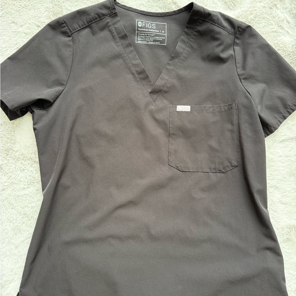 Figs women’s black one pocket scrub top and high waisted jogger